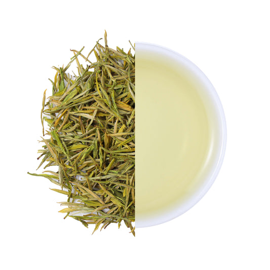 Premium Huangjinye Yellow Leaf Green Tea from China, featuring golden yellow tea leaves and a clear light yellow tea infusion with a delicate flavor profile