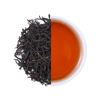 Premium wild-grown black tea from China, featuring natural loose leaf tea leaves and a rich amber-red tea infusion with a deep aroma